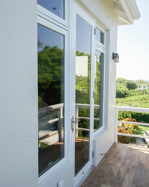 Single swing door